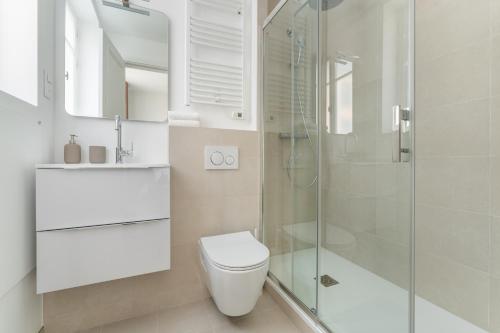 une salle de bain avec toilettes et douche en verre dans l'établissement Luxury Living Alma, à Paris