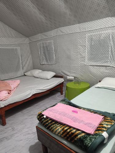Una cama o camas en una habitación de Hill dew camps