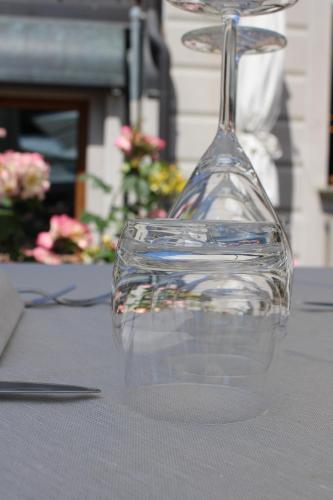 um copo de vinho sentado em cima de uma mesa em Cora Hotels Leon d'Oro em CastellʼArquato