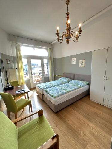 een slaapkamer met een bed, een bureau en een stoel bij Post Hardermannli in Interlaken