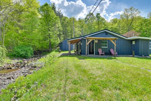 Zahrada ubytování Cozy Catskills Cabin - 12 Mi to Windham Mountain!