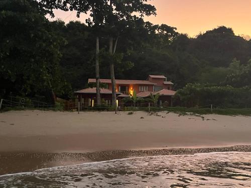 a house sitting on the beach with a beach gmaxwell gmaxwell gmaxwell at Casa Tuco - Cumuruxatiba in Cumuruxatiba
