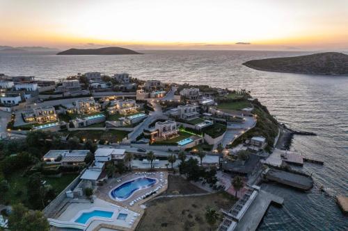 uma vista aérea de um resort sobre a água em Bovilla Hotel Salt Yalıkavak em Yalıkavak