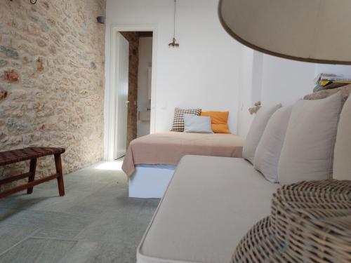 a living room with a couch and a bed at Oxalis Villas in Perlengiánika