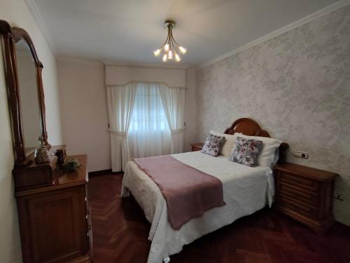 1 dormitorio con 1 cama, vestidor y ventana en Apartamento Xanela o Mar, en Laxe
