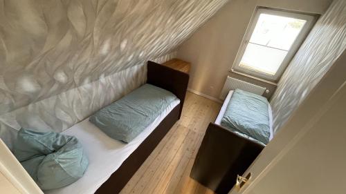 a small room with a bed and a window at Ferienhaus Platzhirsch in Bad Hersfeld mit Garten, 2 Bäder, 3 Schlafzimmer & Küche - gratis Parkplätze in Bad Hersfeld