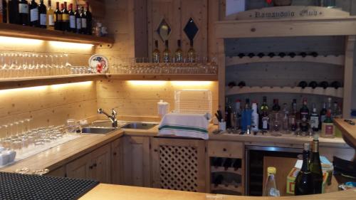 NimisにあるCountry House Ramandolo Clubのキッチン(シンク、カウンター、ワインボトル付)
