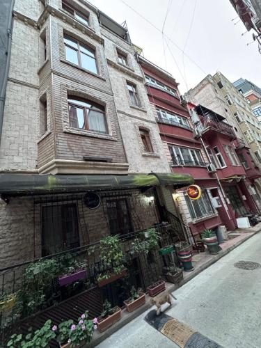 un bâtiment situé sur le côté d'une rue dans l'établissement MYMOON Residence, à Istanbul