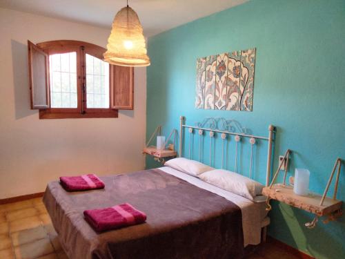 sypialnia z łóżkiem z dwoma czerwonymi ręcznikami w obiekcie Casas la Noria w mieście Las Negras