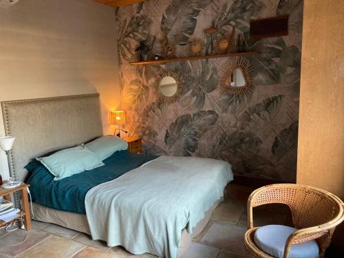 - une chambre avec un lit et un mur orné d'une fresque murale dans l'établissement Maison vue sur mer avec Piscine - Estaque - Côte Bleue, à Marseille