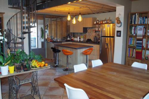 Il comprend une cuisine équipée d'une table et de chaises. dans l'établissement Maison vue sur mer avec Piscine - Estaque - Côte Bleue, à Marseille