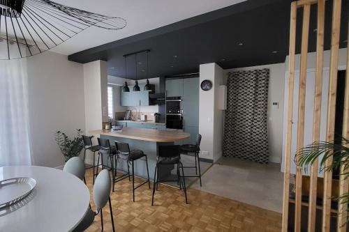 une cuisine et une salle à manger avec une table et des chaises dans l'établissement Appartement spacieux et moderne, à Tours