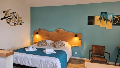 une chambre avec un lit avec deux serviettes dessus dans l'établissement Domaine de Keryargon, Chambres d'hôtes B&B et Location de Vacances, à Belz