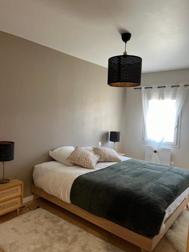 une chambre avec un lit et une fenêtre dans l'établissement Repaire - Le Repaire de Maltus 