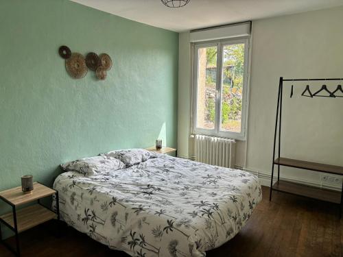une chambre avec un lit et une fenêtre dans l'établissement Charmante maison au calme, à Chauvigny