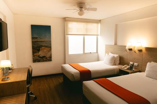 Habitación de hotel con 2 camas y ventana en Casa Andina Standard Arequipa en Arequipa