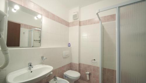 ein Badezimmer mit Waschbecken, Toilette und Dusche in der Unterkunft Residence Isolino in Verbania