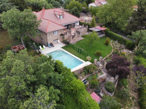 uma vista aérea de uma casa com piscina em El huerto de la Reina em Becerril de la Sierra