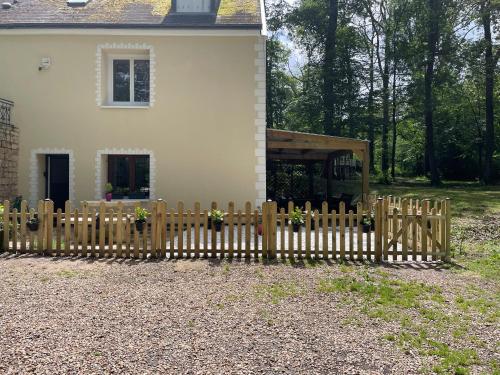 a wooden fence in front of a house at Au cœur des Bois in Amboise