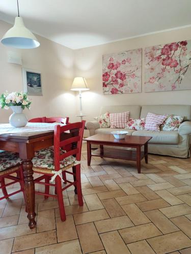 a living room with a table and a couch at Il Bagolaro Casa Vacanze in Sulmona