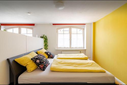 a bedroom with two beds and two windows at Barocke Stadtvilla Ophelia nahe Europapark 45qm 1,5 Zi Studio in Ettenheim