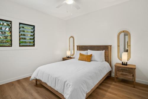 1 dormitorio blanco con 1 cama y 2 espejos en Kauai Kaha Lani by Coldwell Banker Island Vacations, en Lihue