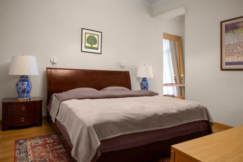 a bedroom with a bed and two lamps on a table at Apartment on Liberty Square with 2BD in Tbilisi City
