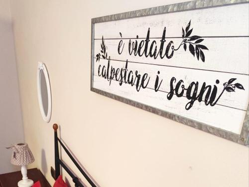a welcome sign on a wall in a room at Il Bagolaro Casa Vacanze in Sulmona