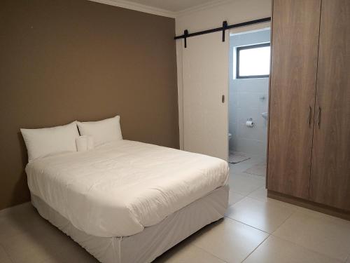 Ένα ή περισσότερα κρεβάτια σε δωμάτιο στο Hidden Haven Guest House - Swakopmund NAMIBIA