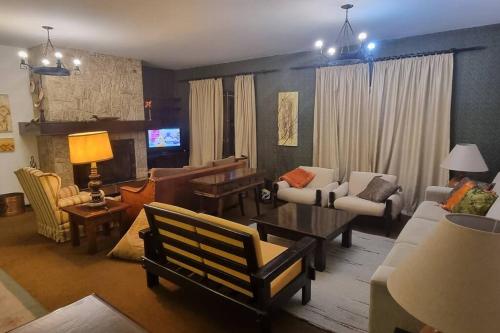 uma sala de estar com um sofá e uma mesa em Apartamento em Campos do Jordão em Campos de Jordão
