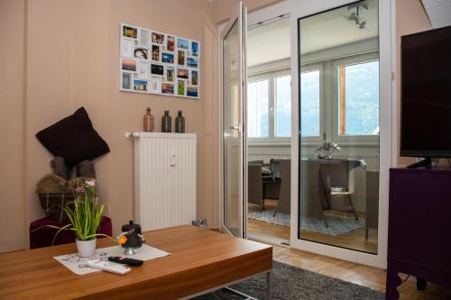 salon ze stolikiem kawowym i przesuwnymi szklanymi drzwiami w obiekcie Stadt & See Appartement Penthouse inkl MIC Card w mieście Spittal an der Drau
