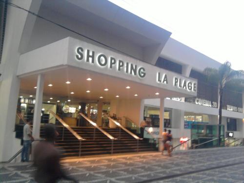 een winkelcentrum waar mensen voor lopen bij Guarujá Praia Hotel Econômico in Guarujá