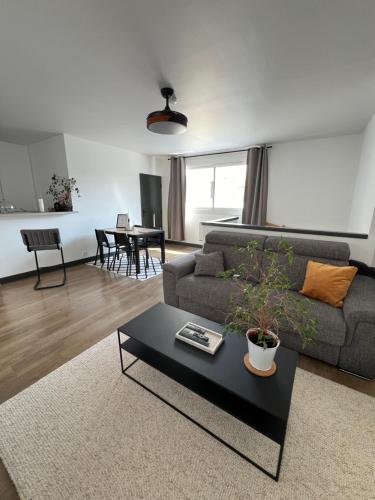 HYPER CENTRE à 80m du vieux marché, T2 calme vue sur les toits Rue du Minage