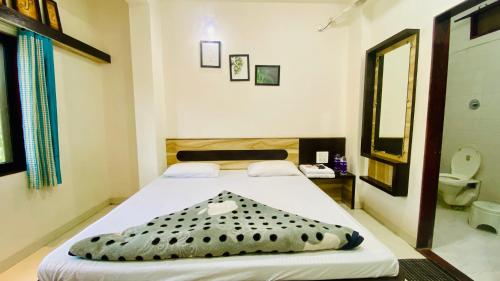 Postel nebo postele na pokoji v ubytování Hotel Gurukripa Inn