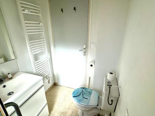 une salle de bain blanche avec des toilettes et un lavabo dans l'établissement Studio sur les quais d'Etel, à Étel