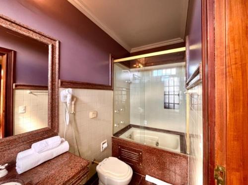 y baño con bañera, aseo y lavamanos. en Aroso Paço Hotel en Pedra Azul