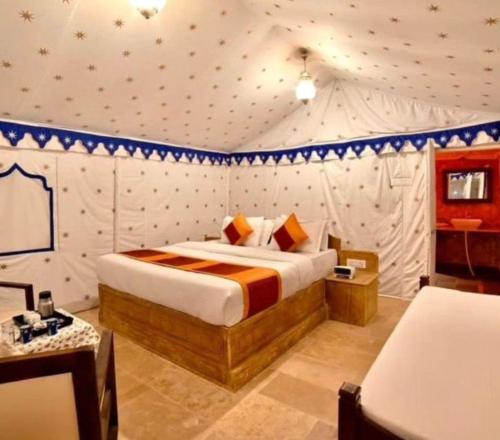 1 dormitorio con 1 cama en una tienda de campaña en Sam Safari Resort Jaisalmer en Jaisalmer