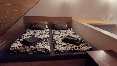 - deux lits installés à l'étage dans une pièce dans l'établissement Peace & Beach House in Tihany, Sajkod, à Tihany