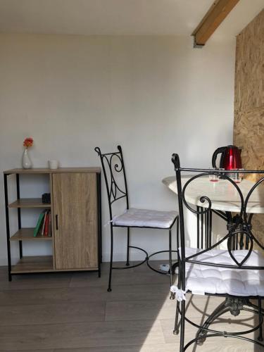 une salle à manger avec une table et des chaises dans l'établissement La Cabane de l'église, à Saint-Ouen-du-Tilleul