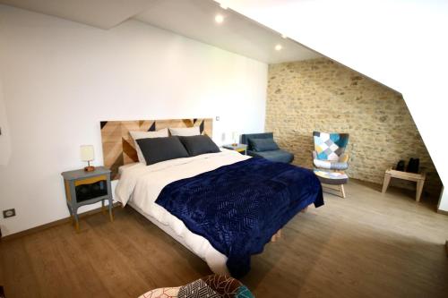 Postel nebo postele na pokoji v ubytování La Villa Mirabelle 2min d'Arromanches-les-Bains