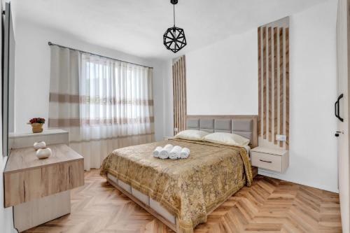 Un dormitorio con una cama grande y una ventana en Sam's apartment en Berat