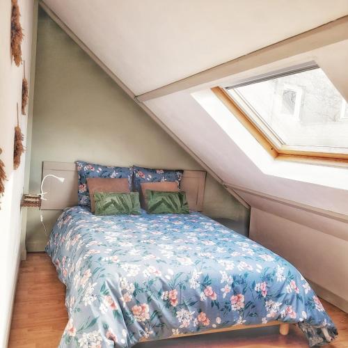 une chambre avec un lit dans un grenier dans l'établissement Duplex cosy La petite Arche centre Pont de l'arche, à Pont-de-lʼArche