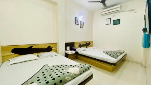 Postel nebo postele na pokoji v ubytování Hotel Gurukripa Inn