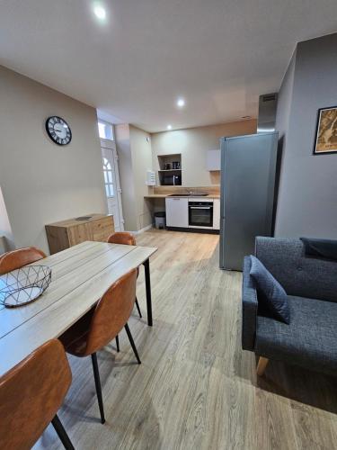 une cuisine et un salon avec une table et des chaises dans l'établissement Appartement Le 96, à Lurcy-Lévis