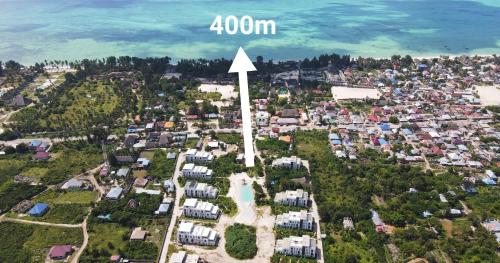 una vista aérea de un suburbio con una flecha apuntando hacia arriba en SK Stay-Condo in The Soul with private terrace 300m Paje Beach, en Paje