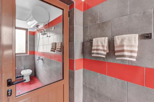 y baño con lavabo y espejo. en Sam's apartment en Berat