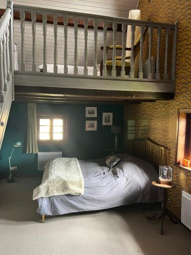 une chambre avec un lit superposé et un escalier dans l'établissement Ferme alsacienne de charme, à Erstein