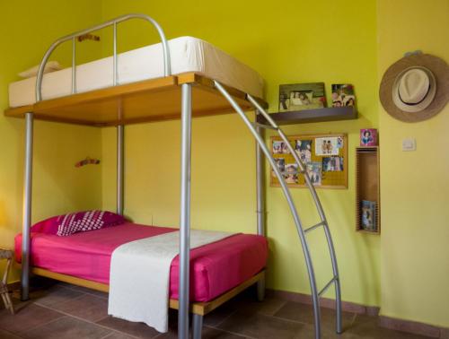 een slaapkamer met een stapelbed in een kamer bij ZeusPlace Olympus Olive Country House 2 in Leptokarya
