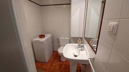 biała łazienka z toaletą i umywalką w obiekcie BONITO APARTAMENTO TRIANA-LOS REMEDIOS w Sewilli