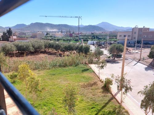 Blick auf ein Feld mit Bäumen und eine Stadt in der Unterkunft Nador Holidays in Nador